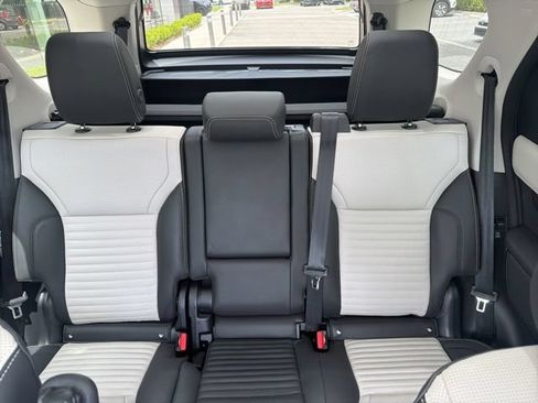 Used 2025 Land Rover Discovery Dynamic SE AWD/4WD image 9
