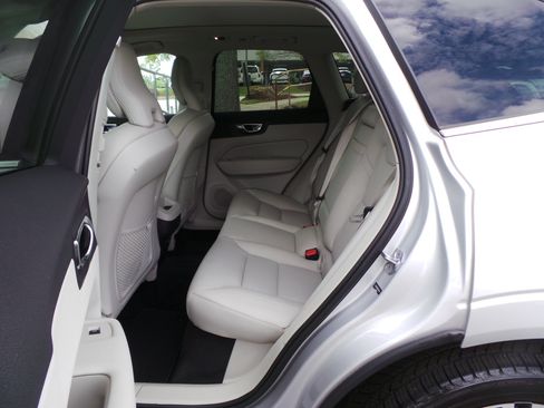 Used 2019 Volvo XC60 T5 Momentum w/ Premium Package AWD/4WD image 14