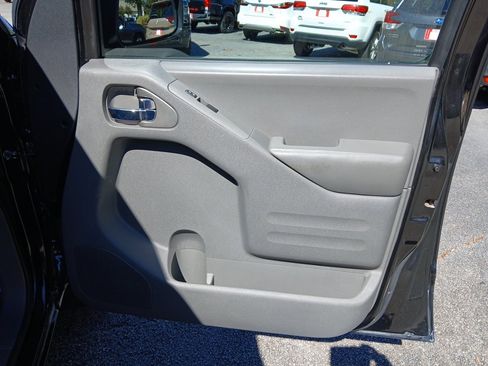 Used 2018 Nissan Frontier SV image 15