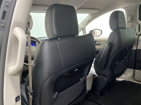 Used 2021 Chrysler Pacifica Touring-L FWD image 17