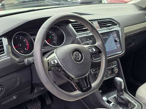 Used 2021 Volkswagen Tiguan SE FWD image 11