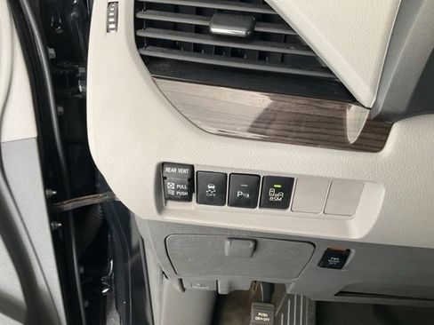 Used 2017 Toyota Sienna XLE image 8