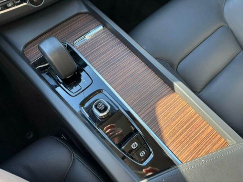 Used 2023 Volvo XC60 B5 Plus image 33