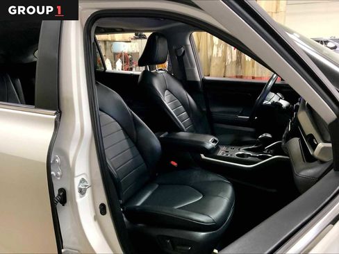 Used 2024 Toyota Highlander XLE image 9