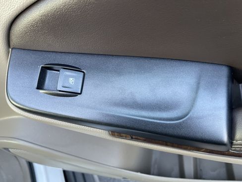 Used 2020 Chevrolet Suburban LT image 12