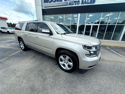 Used 2015 Chevrolet Suburban LTZ image 2
