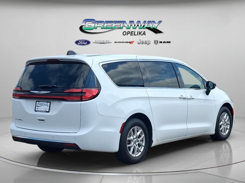 Used 2024 Chrysler Pacifica Touring-L FWD image 7