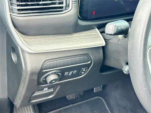 Used 2023 Jeep Wagoneer L Series II image 11