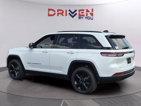 New 2025 Jeep Grand Cherokee Altitude image 4