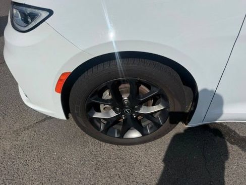 Used 2025 Chrysler Pacifica Limited FWD image 4