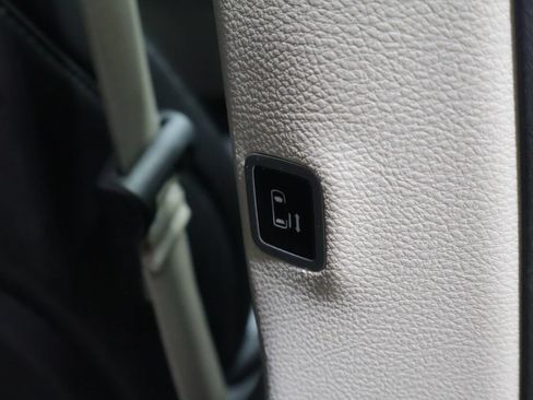 Used 2024 Chrysler Pacifica Touring-L FWD image 24
