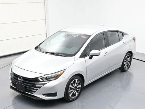 Used 2025 Nissan Versa SV image 29