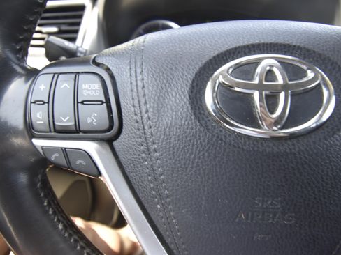 Used 2019 Toyota Highlander XLE AWD/4WD image 16