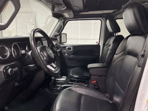 Used 2019 Jeep Wrangler Unlimited Sahara AWD/4WD image 9