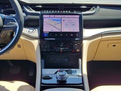 Used 2023 Jeep Grand Cherokee Limited w/ Black Appearance Package image 19