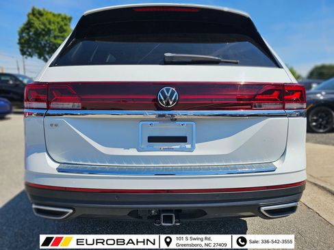 Used 2024 Volkswagen Atlas SE w/ Panoramic Sunroof Package FWD image 4
