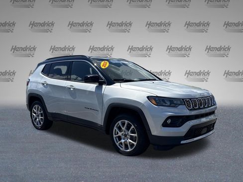 Used 2025 Jeep Compass Limited AWD/4WD image 2