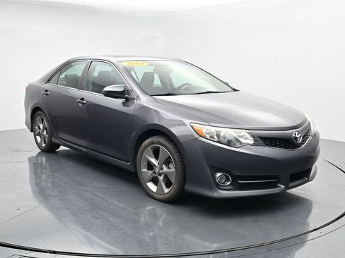 Used 2014 Toyota Camry SE w/ Leather Package FWD image 2