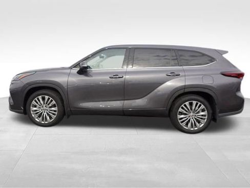 Used 2024 Toyota Highlander Platinum image 7