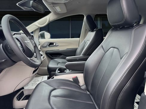 Used 2023 Chrysler Pacifica Touring-L image 2