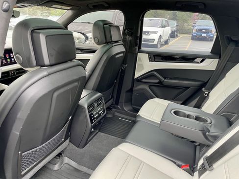 Used 2024 Porsche Cayenne Turbo image 30