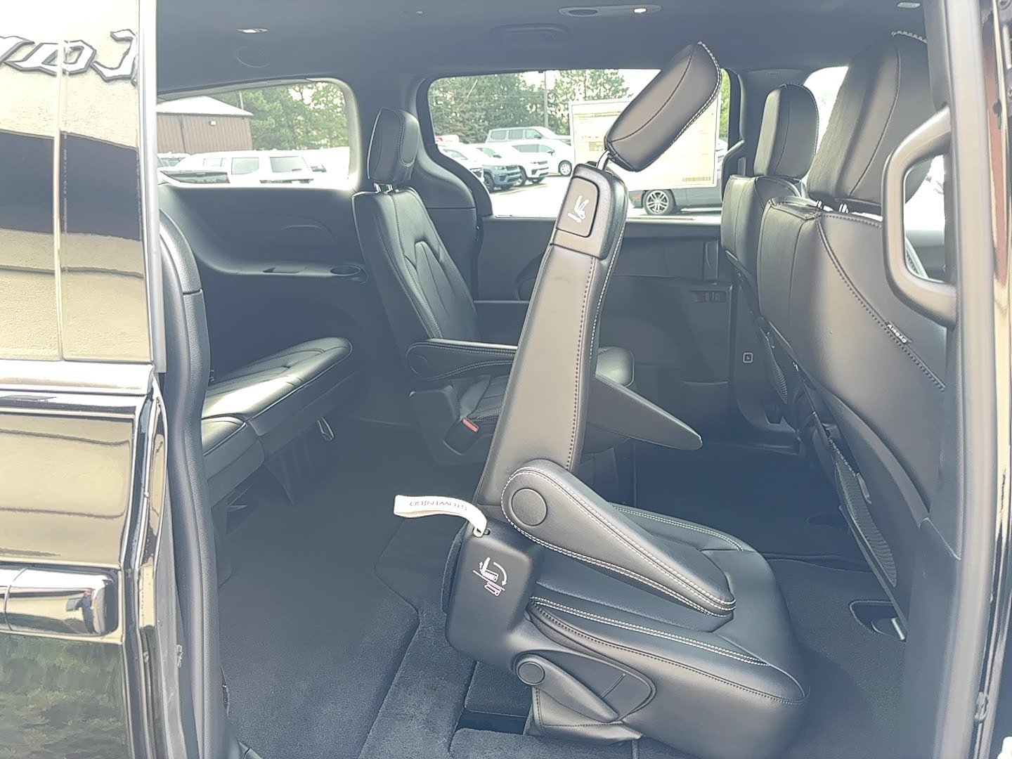 New 2027 Chrysler Pacifica Select AWD/4WD image 8