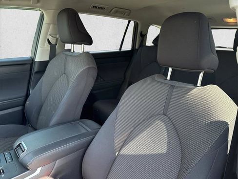 Used 2021 Toyota Highlander L FWD image 17