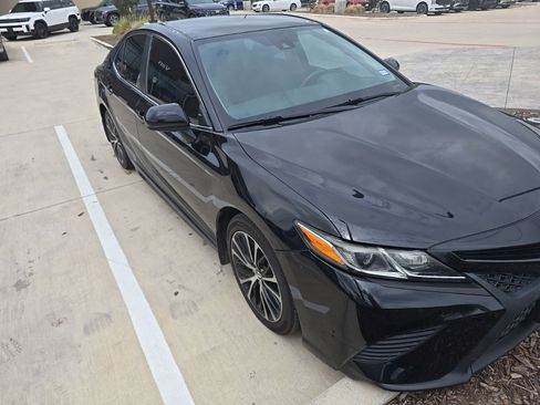 Used 2019 Toyota Camry SE image 3