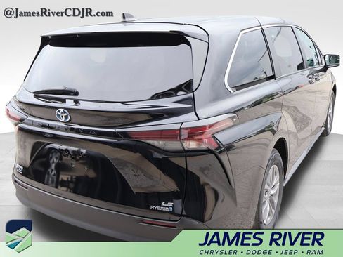 Used 2024 Toyota Sienna LE FWD image 5