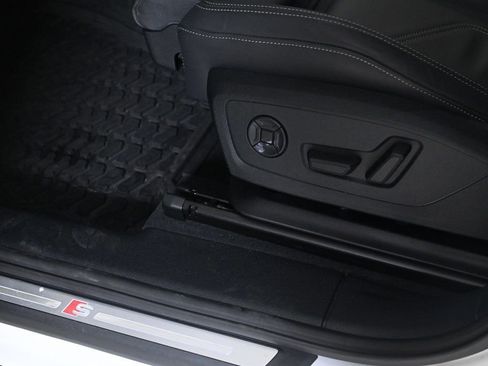 Used 2025 Audi Q3 2.0T Premium w/ Black Optic Sport Package image 21