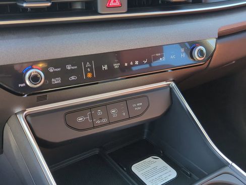 New 2026 Kia Carnival EX image 25