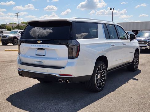 Certified 2025 Chevrolet Suburban High Country AWD/4WD image 4