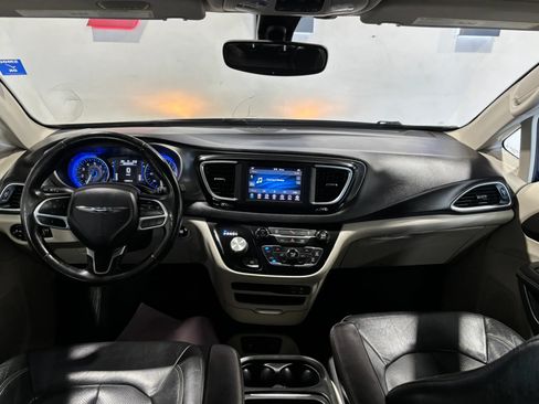 Used 2020 Chrysler Pacifica Touring-L w/ Tire & Wheel Group FWD image 18