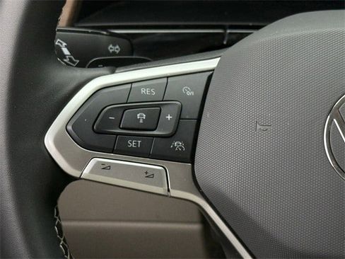 Used 2025 Volkswagen Atlas SE image 13