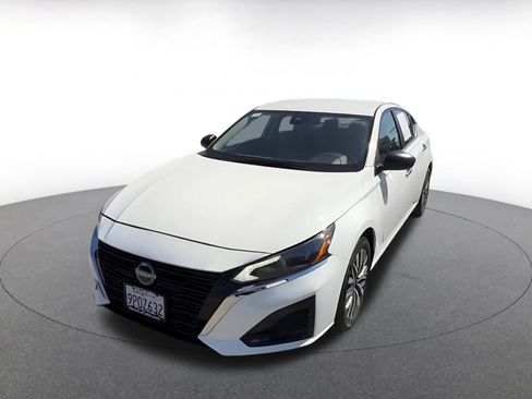 Used 2025 Nissan Altima 2.5 SV FWD image 7