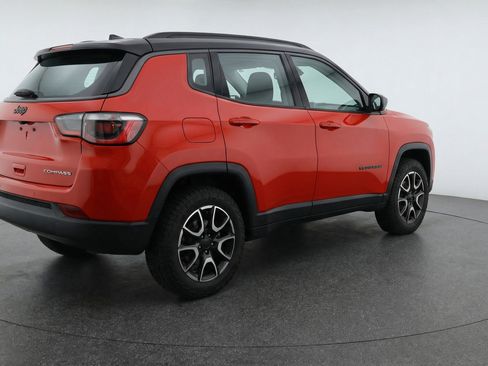 Used 2025 Jeep Compass Trailhawk image 9
