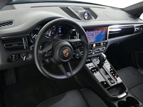 Certified 2025 Porsche Macan image 4