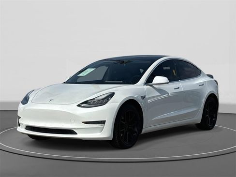 Used 2019 Tesla Model 3 Standard Range image 1