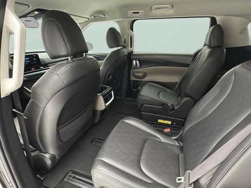 Used 2025 Kia Carnival FWD image 11