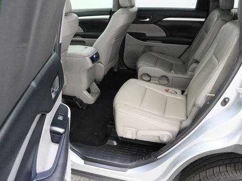 Used 2019 Toyota Highlander XLE FWD image 31