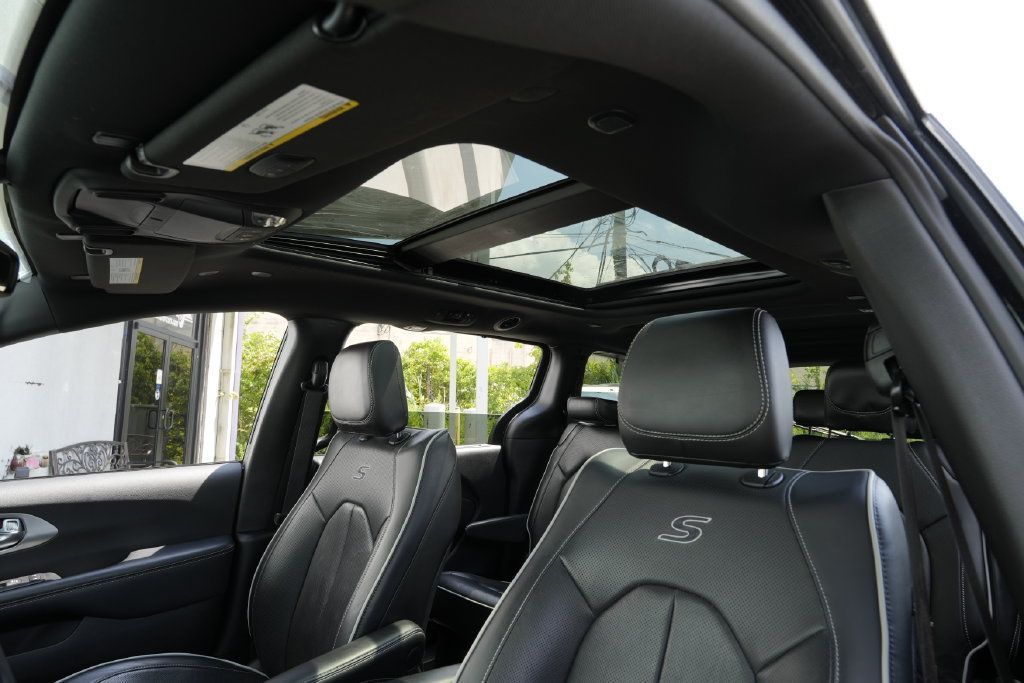 Used 2025 Chrysler Pacifica Limited FWD image 23