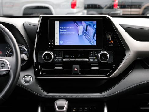 Used 2023 Toyota Highlander LE image 28