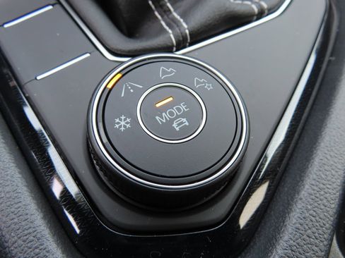 New 2026 Volkswagen Taos SE image 12