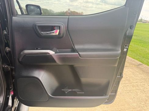 Used 2016 Toyota Tacoma TRD Sport w/ Premium & Technology Package image 13