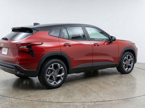 Used 2025 Chevrolet Trax LT w/ LT Convenience Package FWD image 9