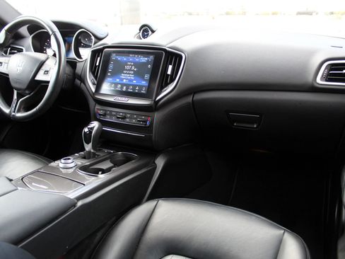 Used 2017 Maserati Ghibli image 21