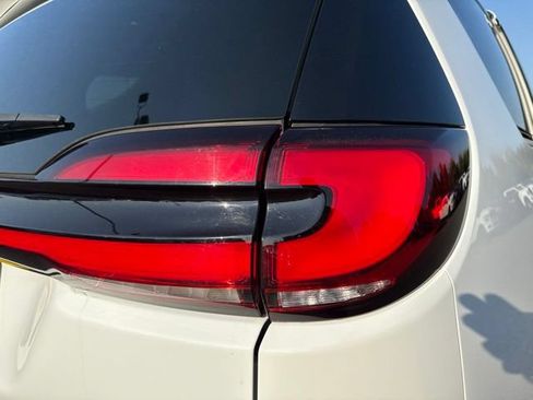 Used 2024 Chrysler Pacifica Limited FWD image 14