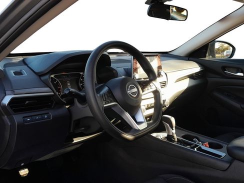 Used 2025 Nissan Altima 2.5 SV FWD image 19