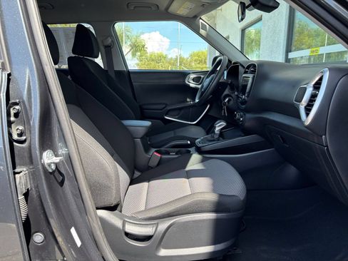 Used 2025 Kia Soul LX w/ LX Technology Package FWD image 20