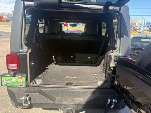 Used 2015 Jeep Wrangler Unlimited Rubicon w/ Connectivity Group image 9